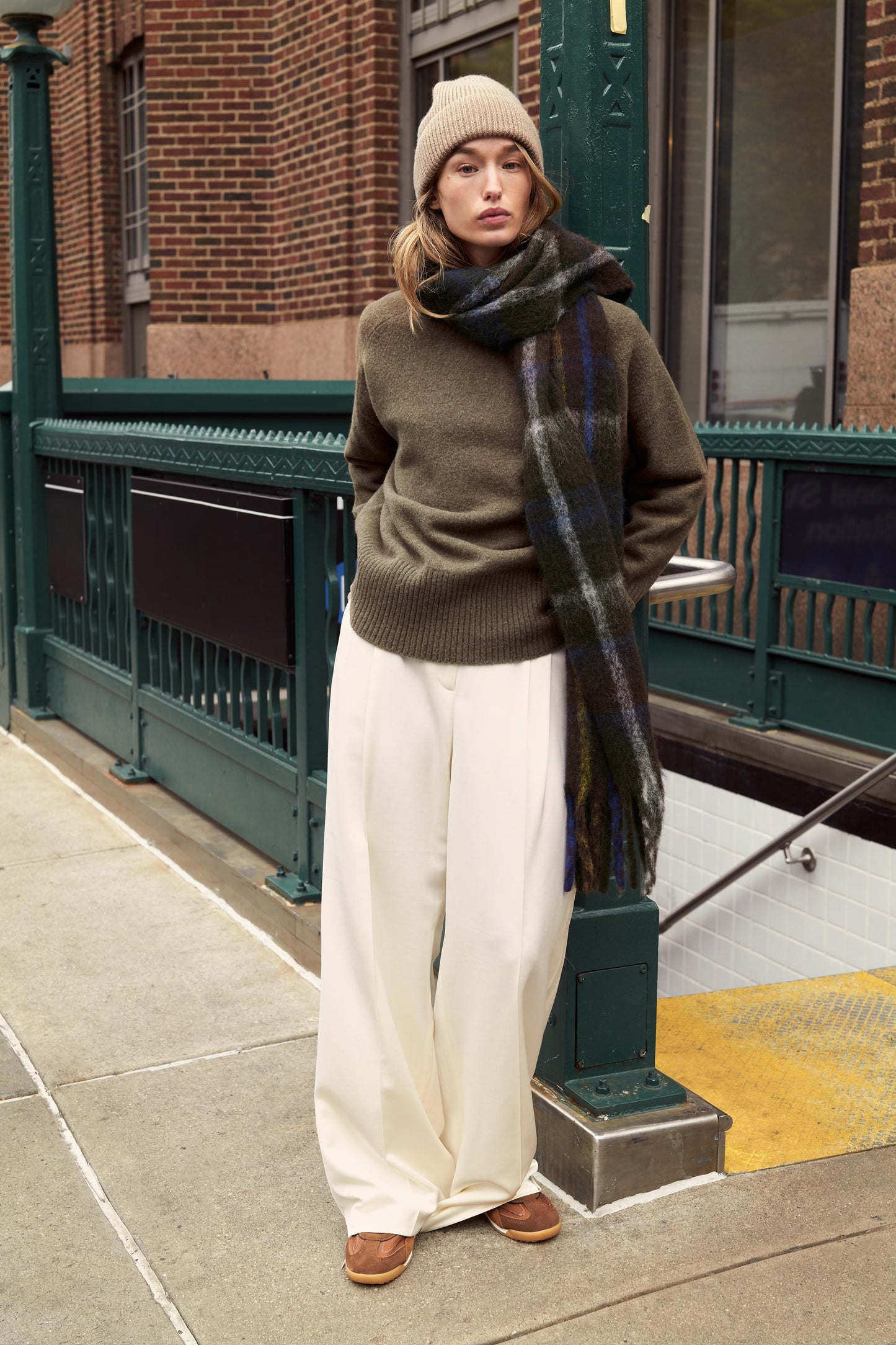 #695645, marron-vison