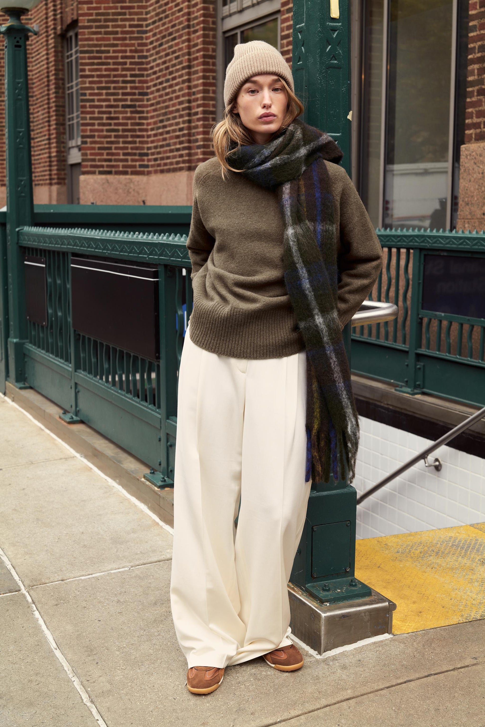 #695645, marron-vison